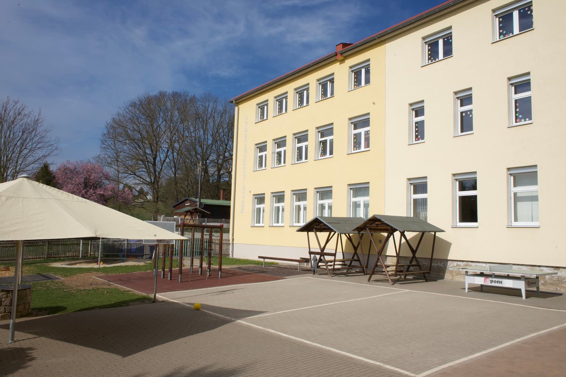 Schulgebäude und Pausenhof der Grundschule Am Mühltal
