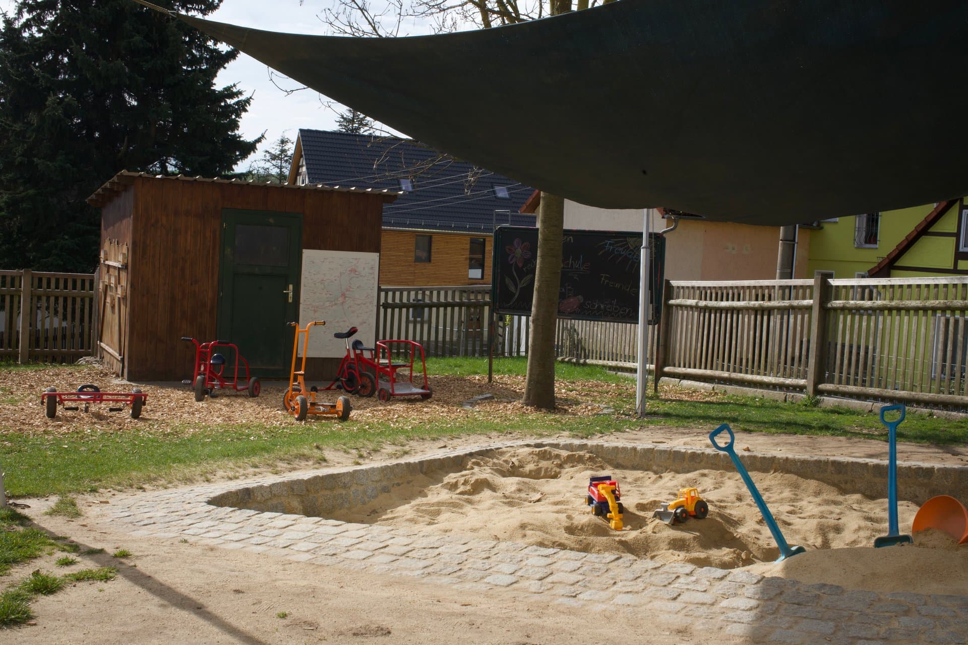 Sandkasten mit Spielzeug