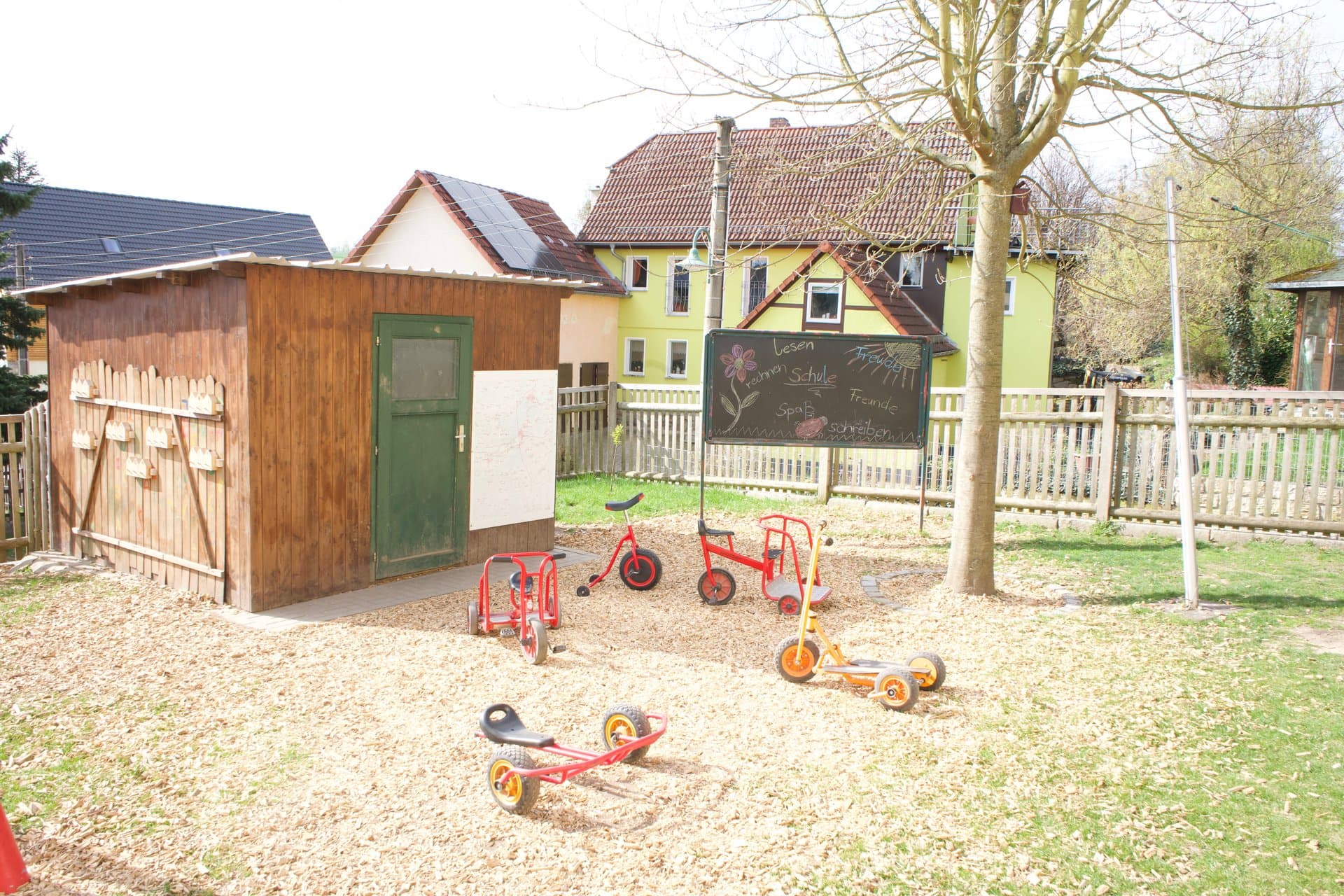 Spielbereich mit Dreiraedern
