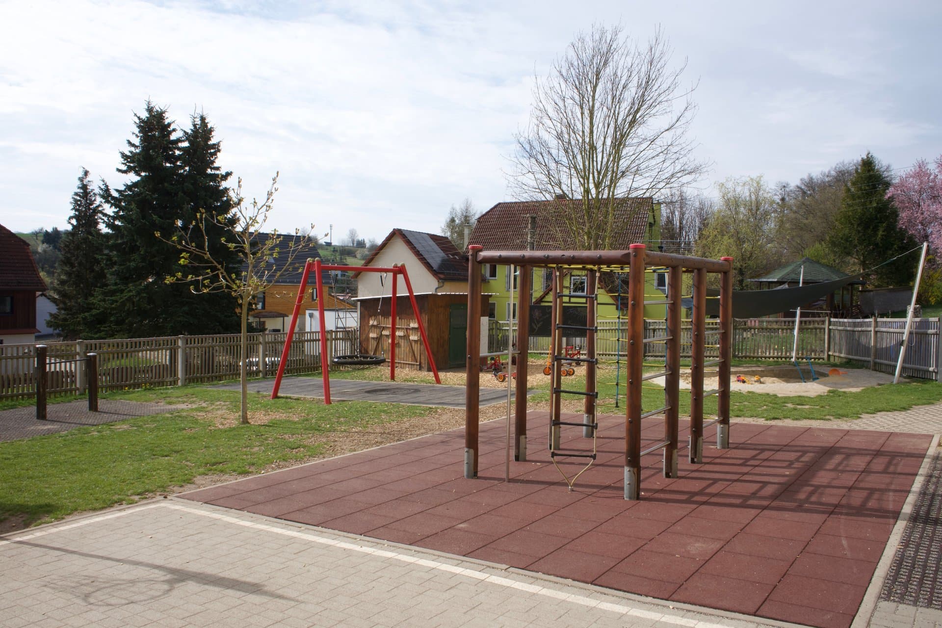 Spielplatz mit Klettergerüst