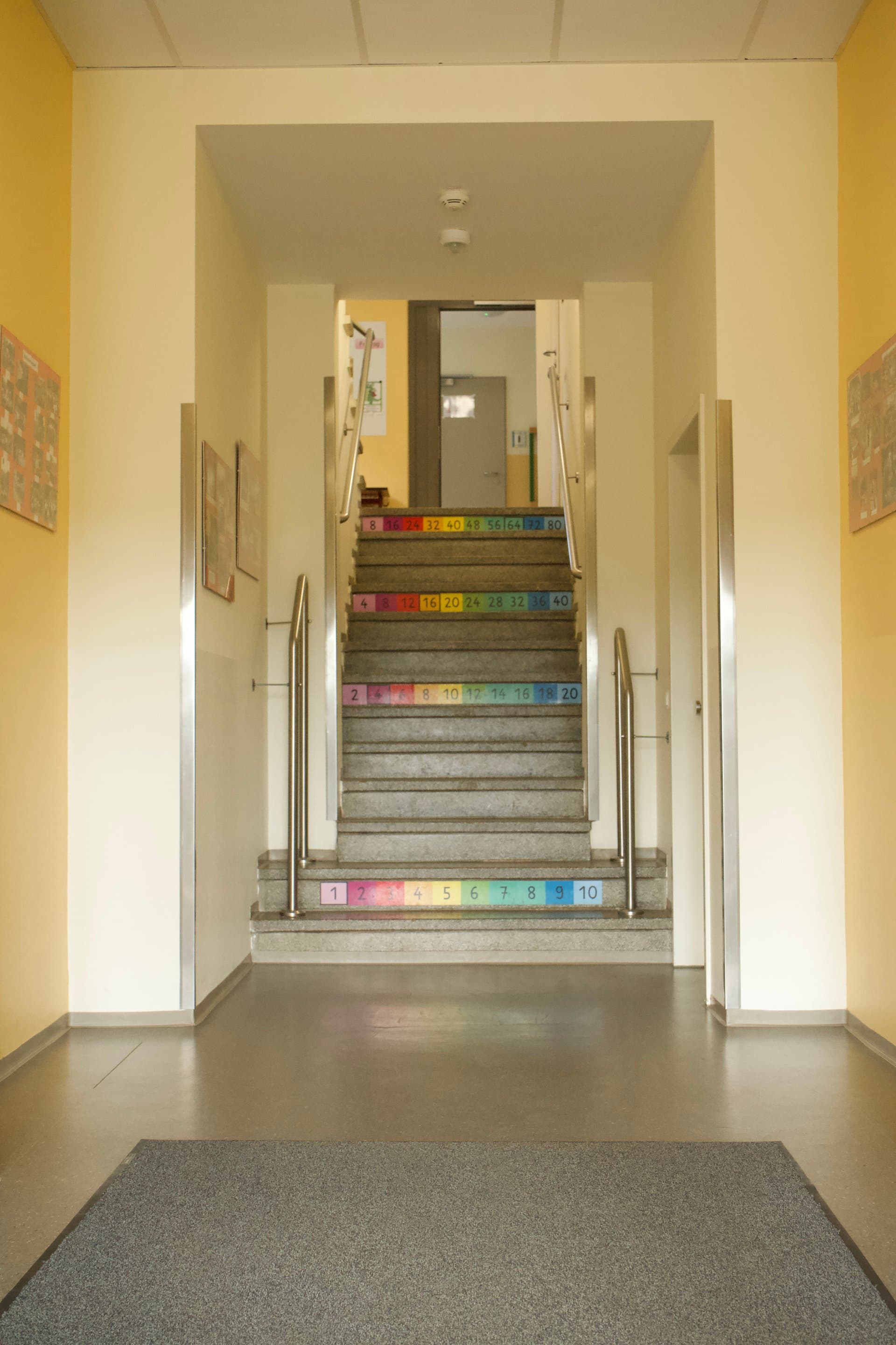 Buntes Treppenhaus mit Zahlen