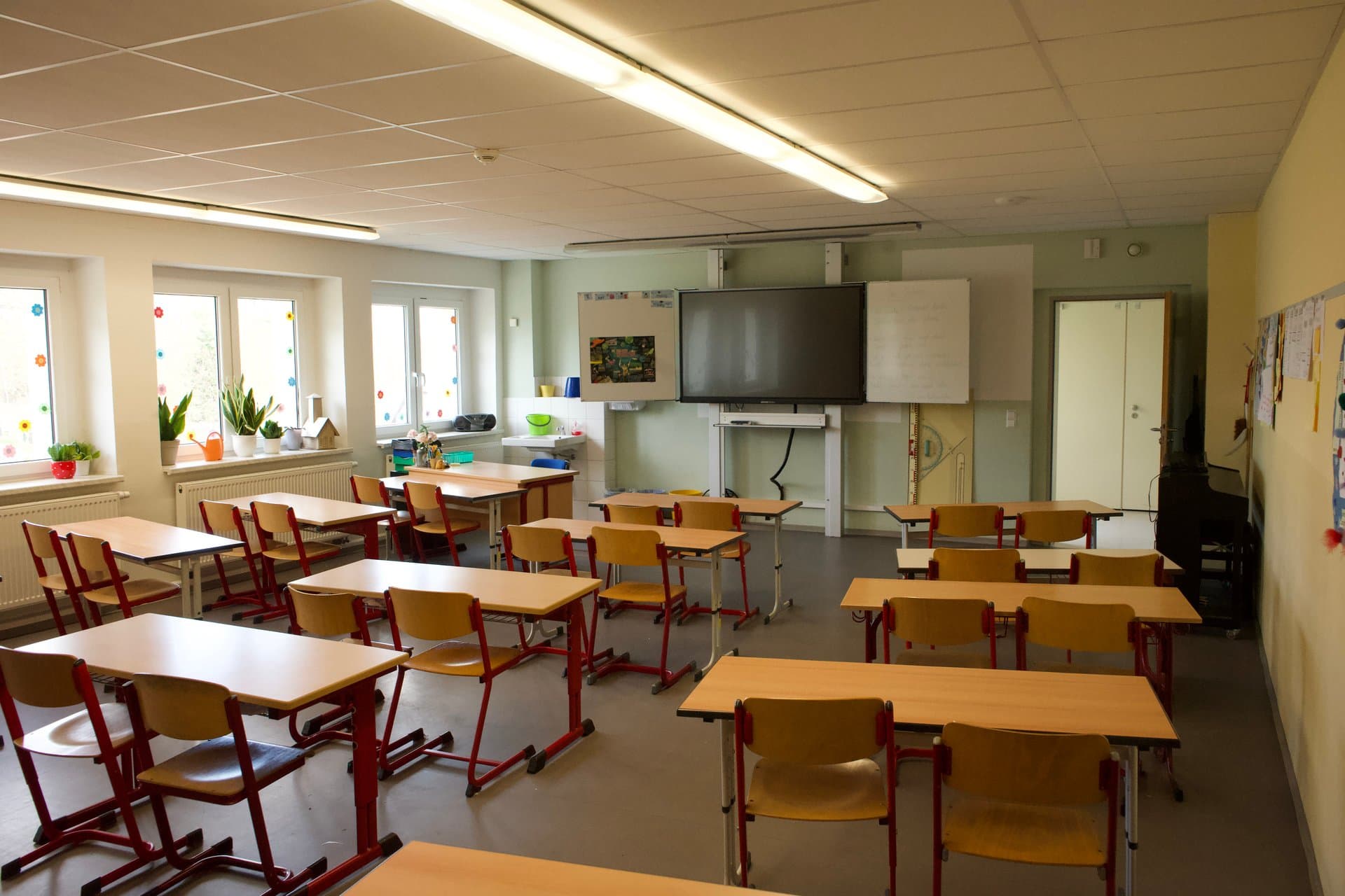Moderner Klassenraum mit Smartboard und Tablets