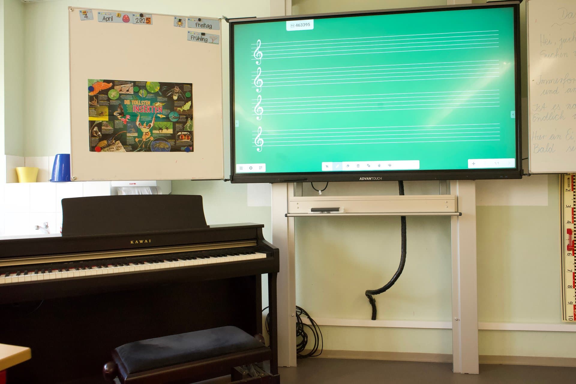 Musikraum mit Klavier und Smartboard