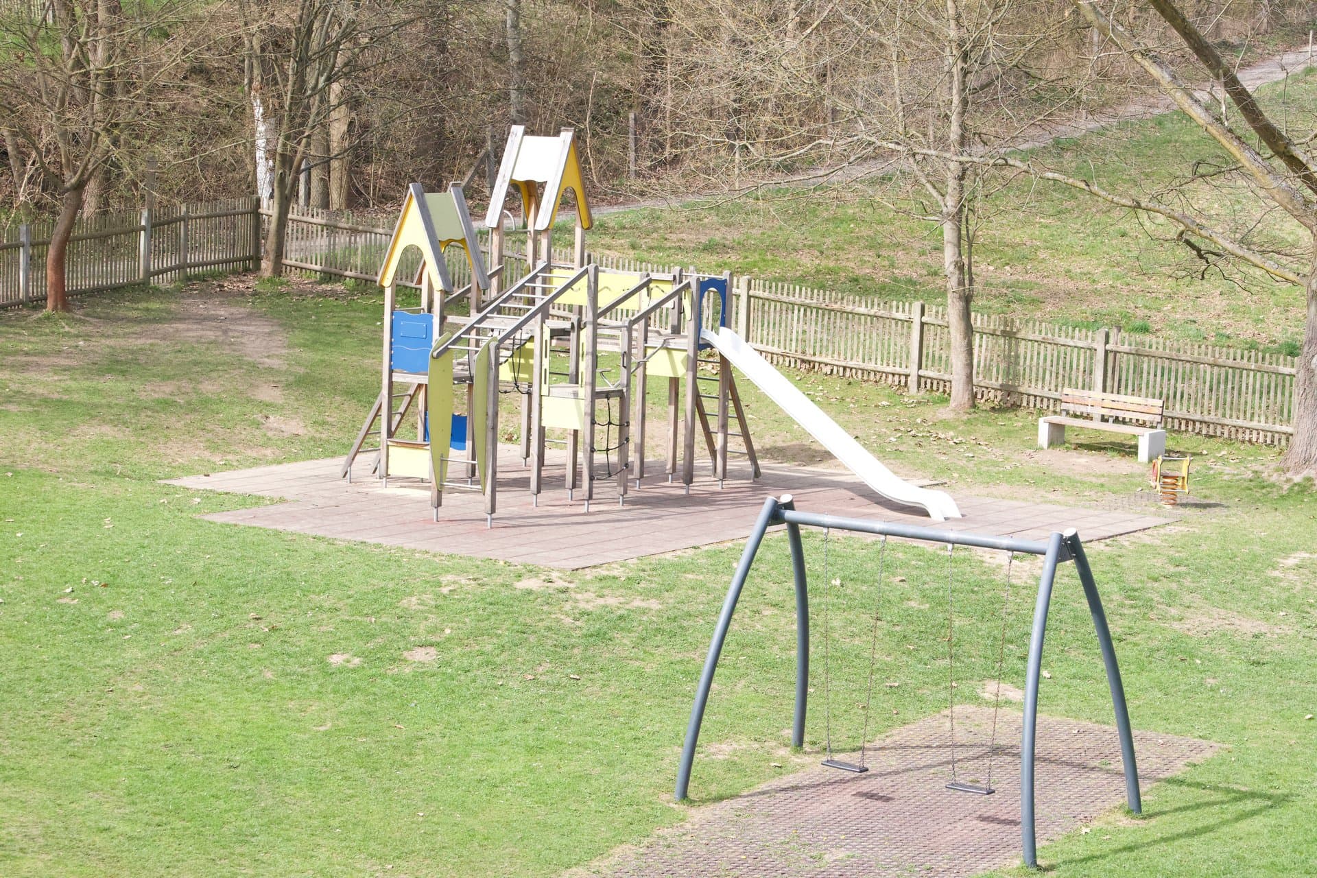 Spielplatz mit Rutsche